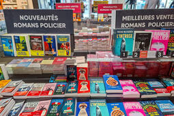 Une table de poches à la Fnac Montparnasse, à Paris