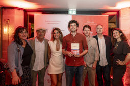 Noham Selcer lauréat 2026 entouré du jury du prix Maison Rouge, Dorothée Janin-Goldman, Claude Noru, Céline Sayagh-Farré, Victor Dumiot, Hervé Le Tellier, Mamou-Mani au Café de Paris